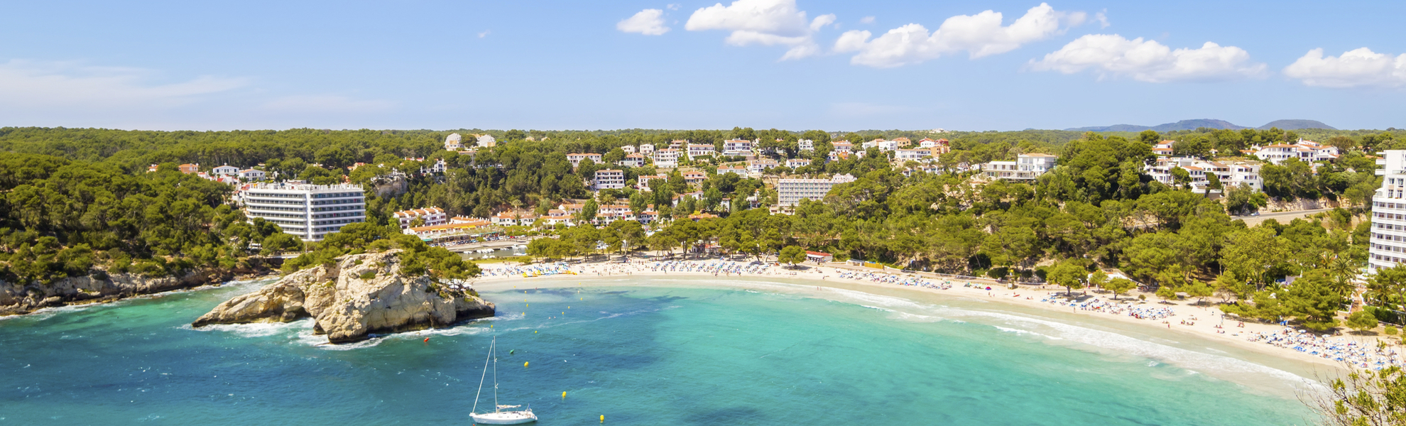 Strand und Bucht Cala Galdana auf Menorca, Spanien