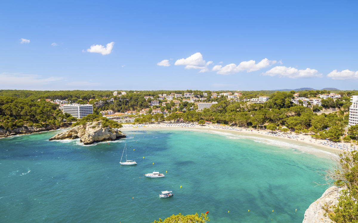 Strand und Bucht Cala Galdana auf Menorca, Spanien