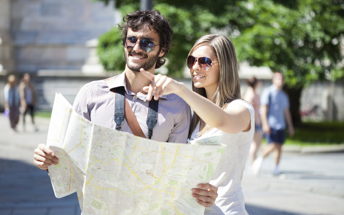 Pärchen mit Stadtplan in Budapest, Ungarn