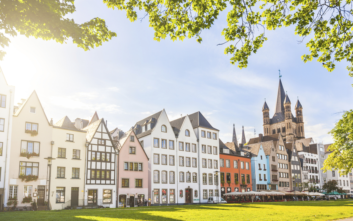 Bunt reihen sich die Häuser in Köln an der Rheinpromenade aneinander, Deutschland