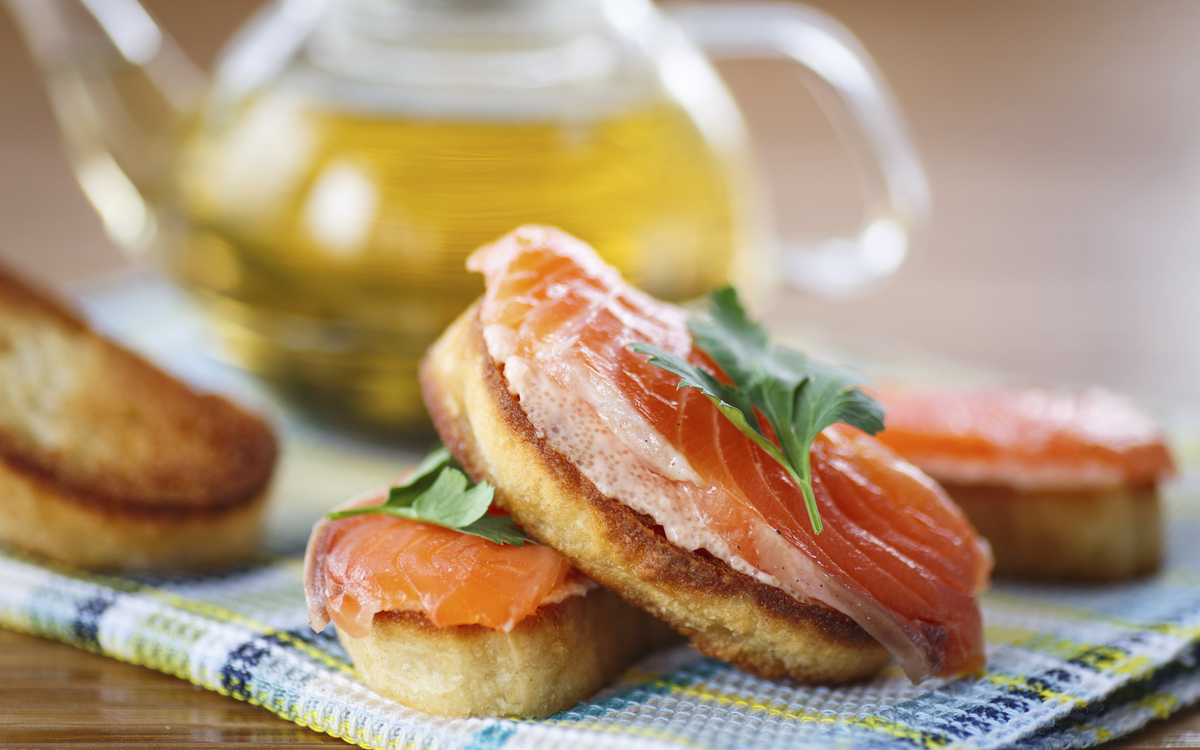 Essen mit Brot und Lachs, Norwegen
