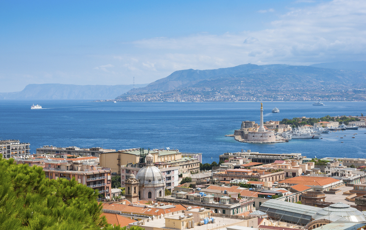 Altstadt und Hafen von Messina, Sizilien, Italien