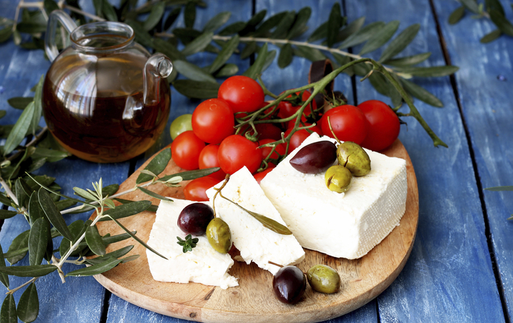 Angerichtetes Essen mit Feta Oliven und Tomaten, Griechenland