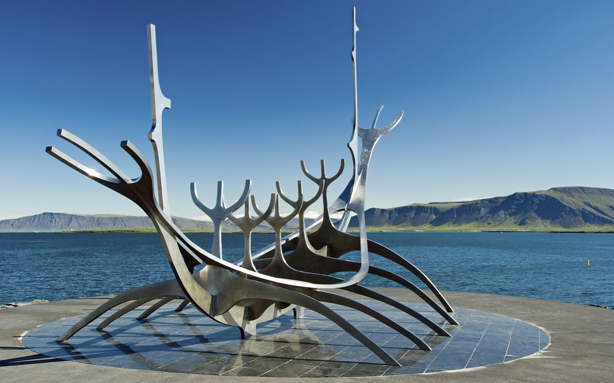 Replik eines Wikingerschiffes in Njardvík, Island