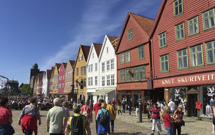 Buntes Treiben im Hanseviertel Bryggen in Bergen, Norwegen