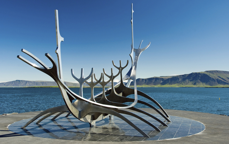 Replik eines Wikingerschiffes in Njardvík, Island