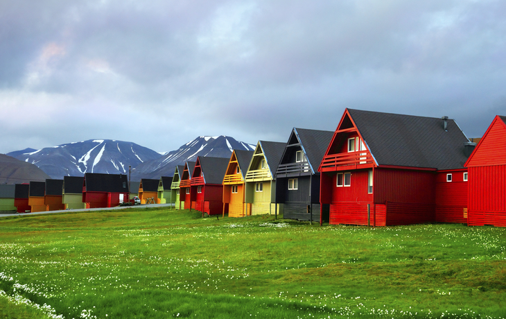 farbenfrohe Häuser in Longyearbyen, Norwegen
