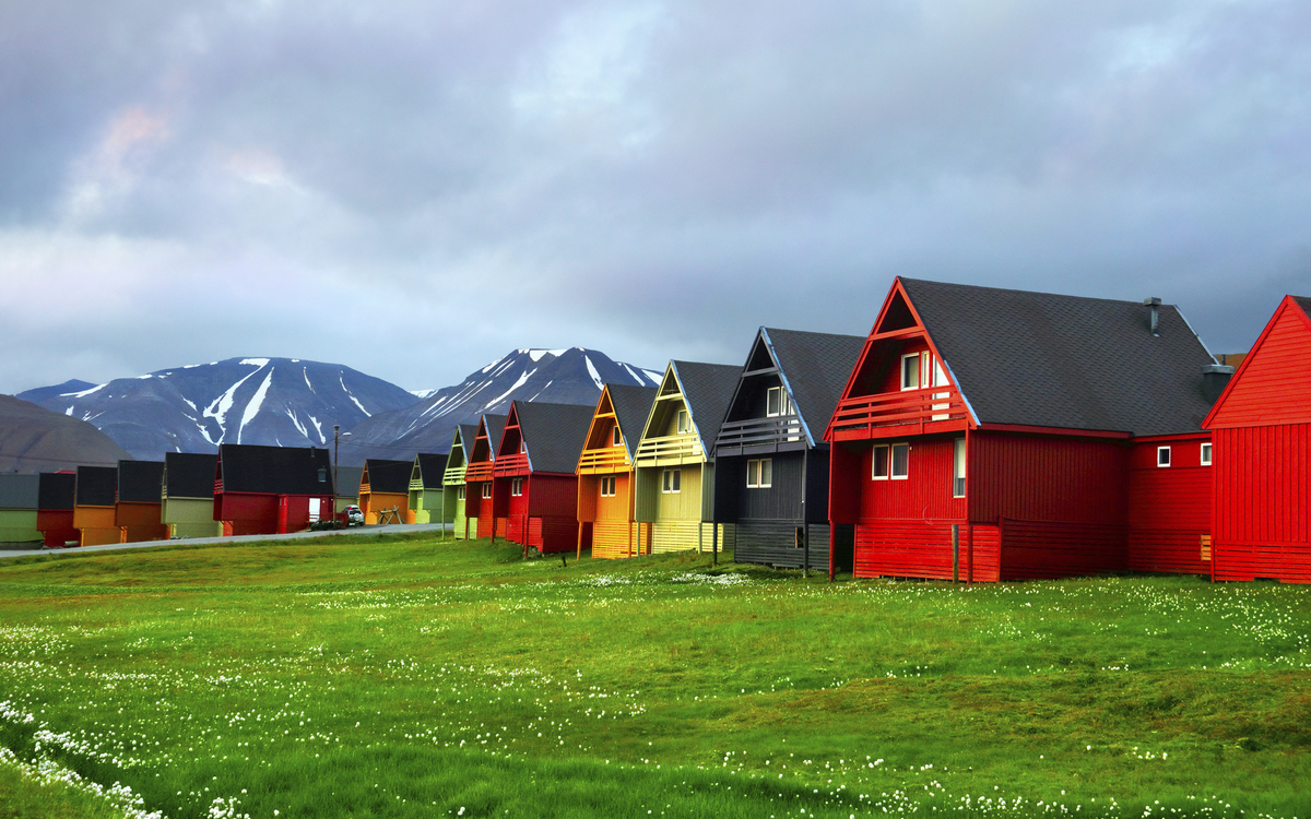 farbenfrohe Häuser in Longyearbyen, Norwegen
