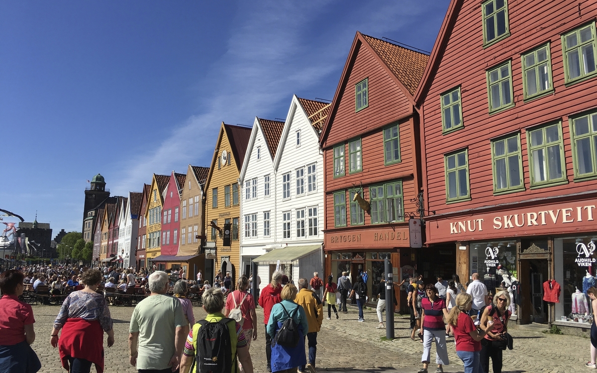 Buntes Treiben im Hanseviertel Bryggen in Bergen, Norwegen