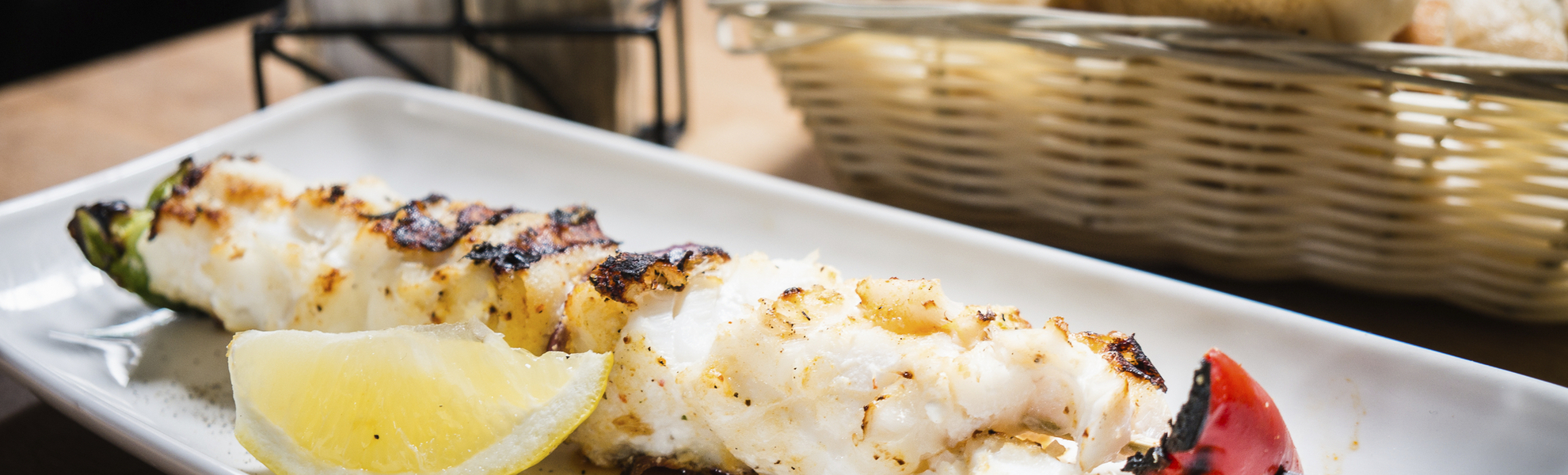 Gegrillter Fisch mit frischer Zitrone