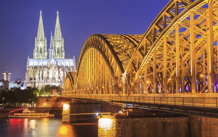 Kölner Dom und Hohenzollernbrücke bei Nacht, Deutschland