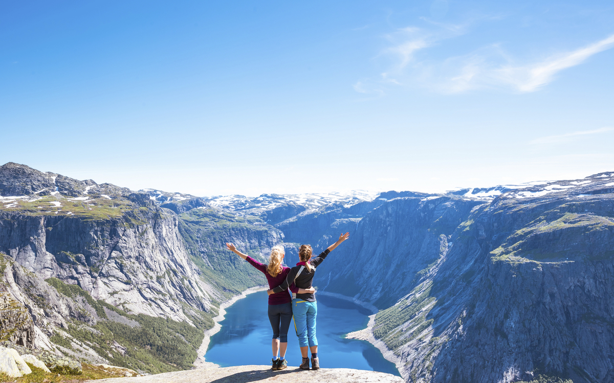 Menschen mit Blick auf Fjord, Norwegen