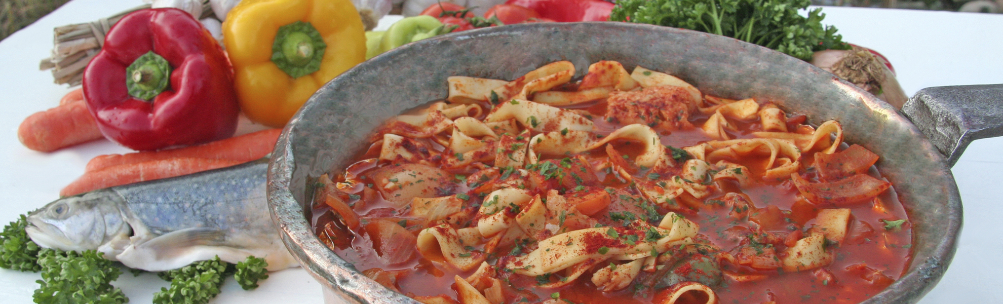 Fischsuppe 'Baja' als traditionelles Gericht in Budapest, Ungarn