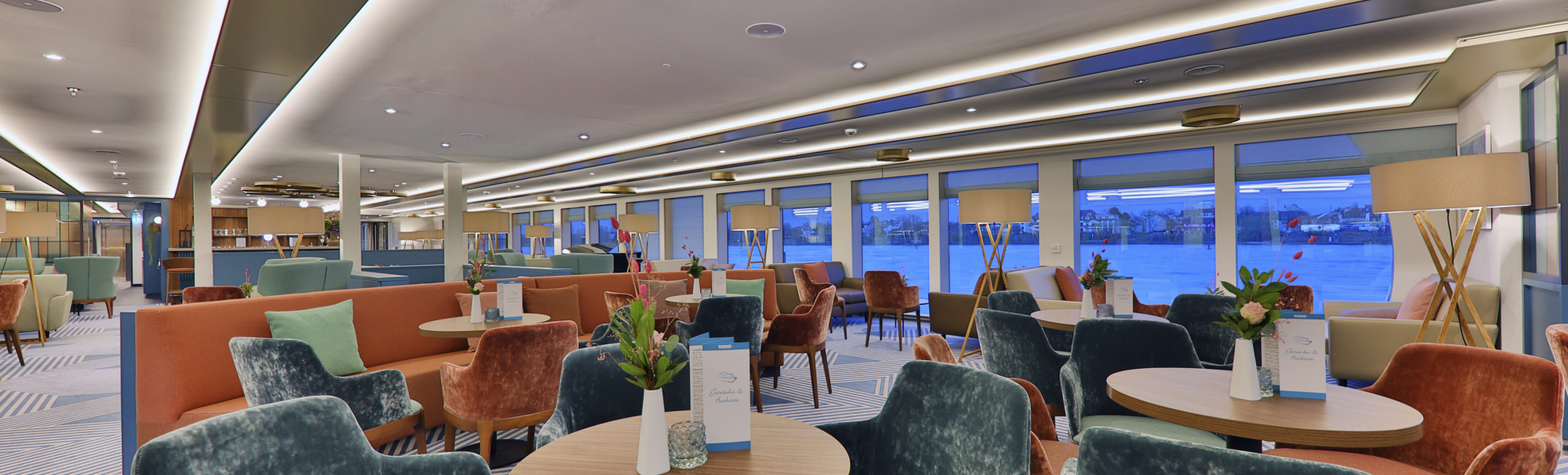 Panoramalounge mit Bar