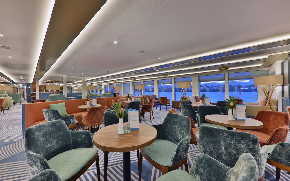 Panoramalounge mit Bar