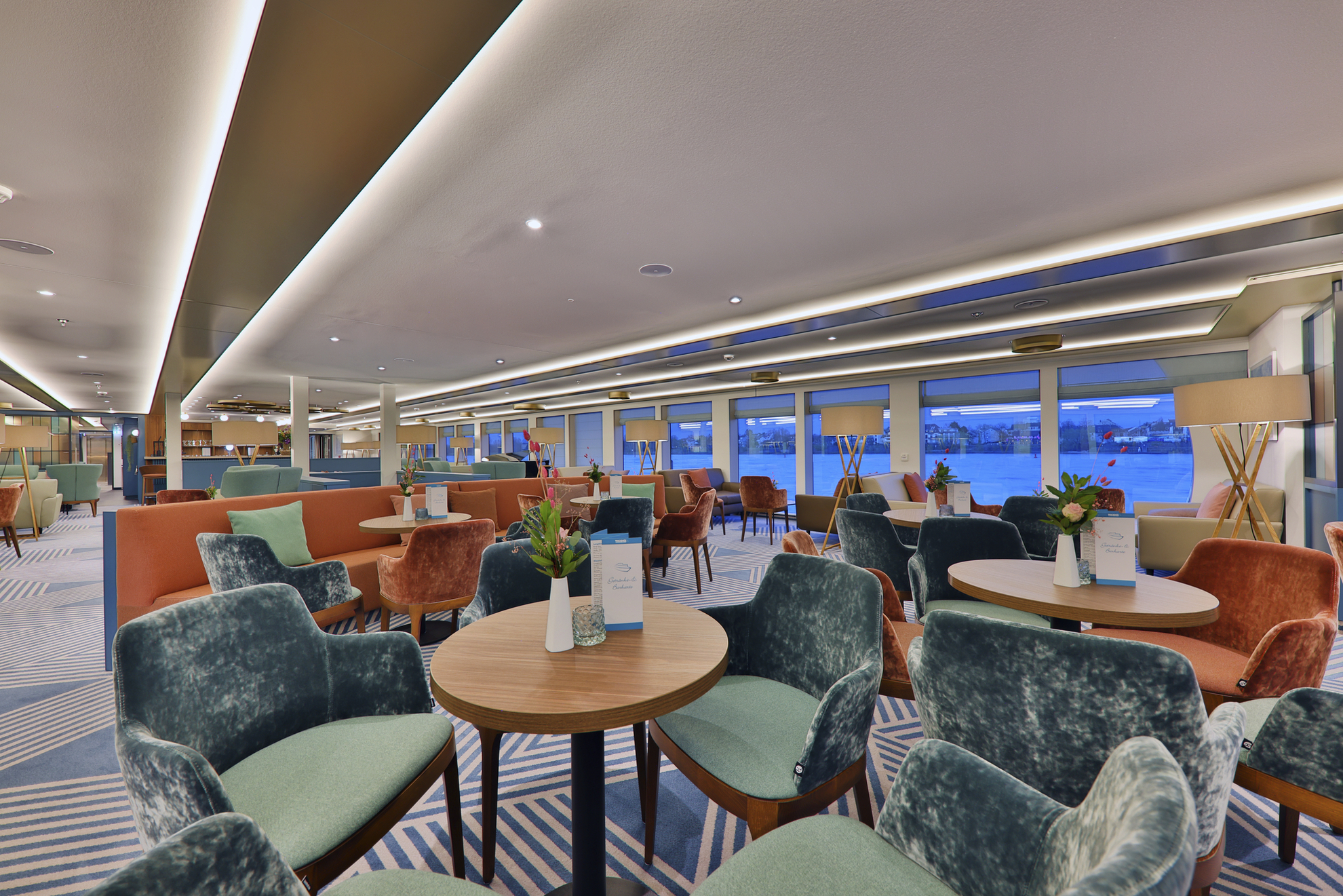 Panoramalounge mit Bar