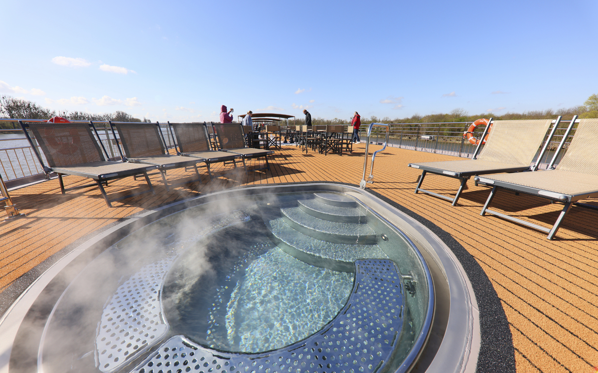 Kleiner Pool auf dem Sonnendeck