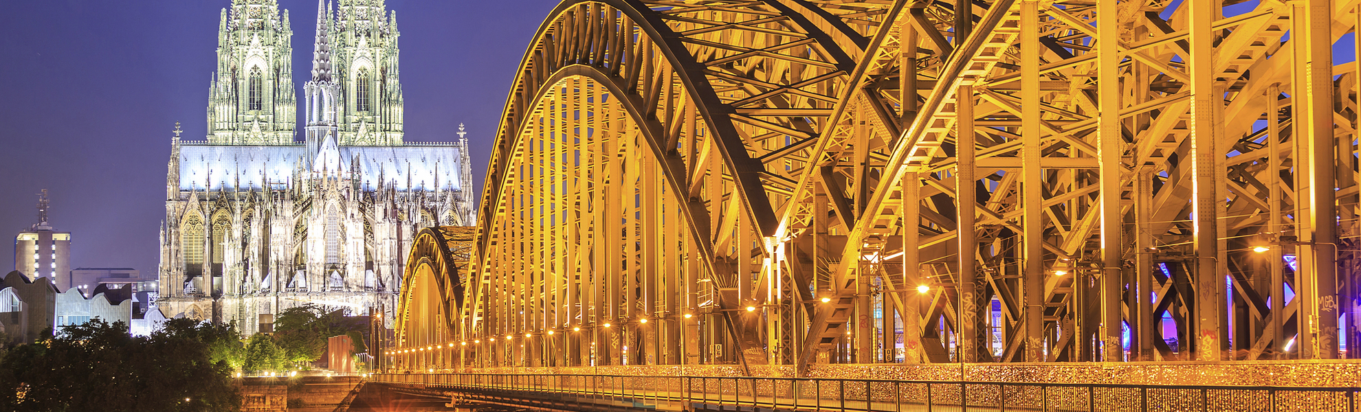 Kölner Dom und Hohenzollernbrücke bei Nacht, Deutschland
