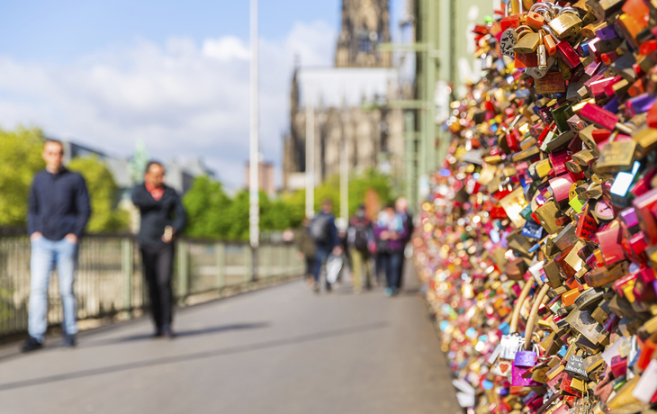 Hohenzollernbruecke mit Liebesschloessern in Koeln, Deutschland