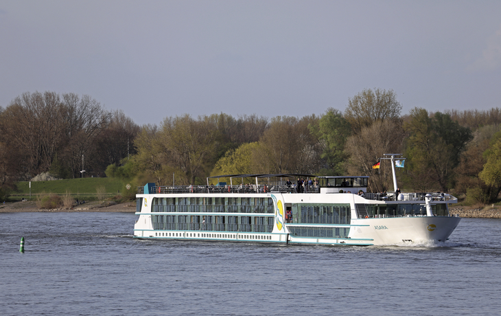 MS Asara auf dem Rhein