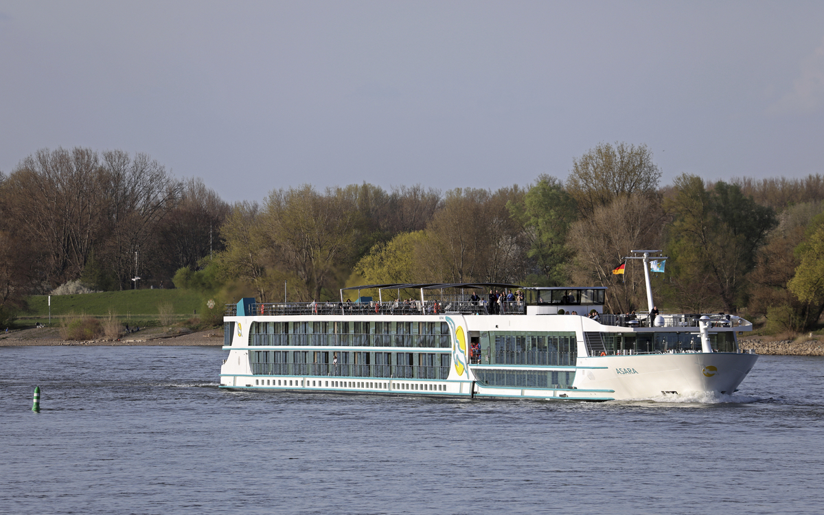 MS Asara auf dem Rhein