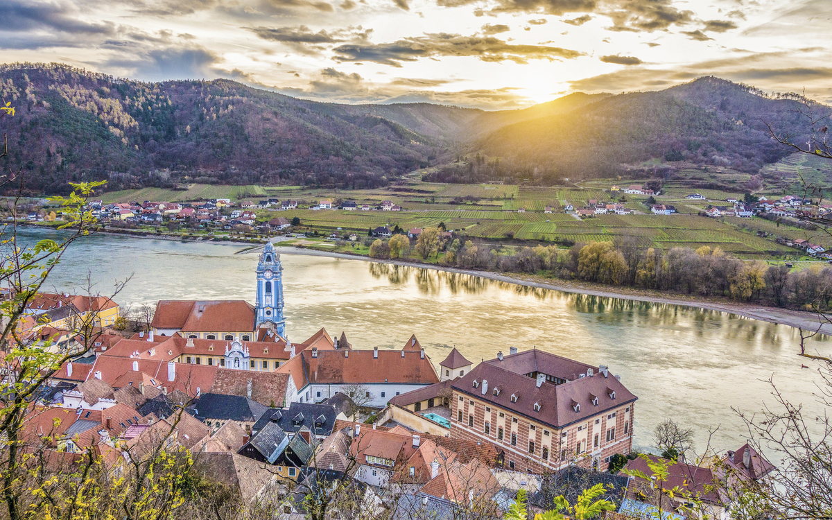 Blick auf die Wachau bei Duernstein, Oesterreich