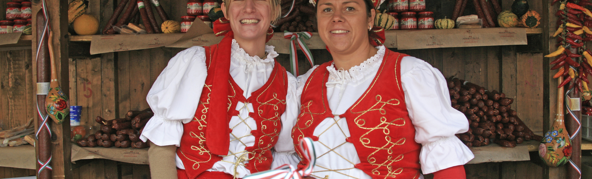 Traditionell gekleidete Frauen an einem Stand in der Markthalle in Budapest, Ungarn