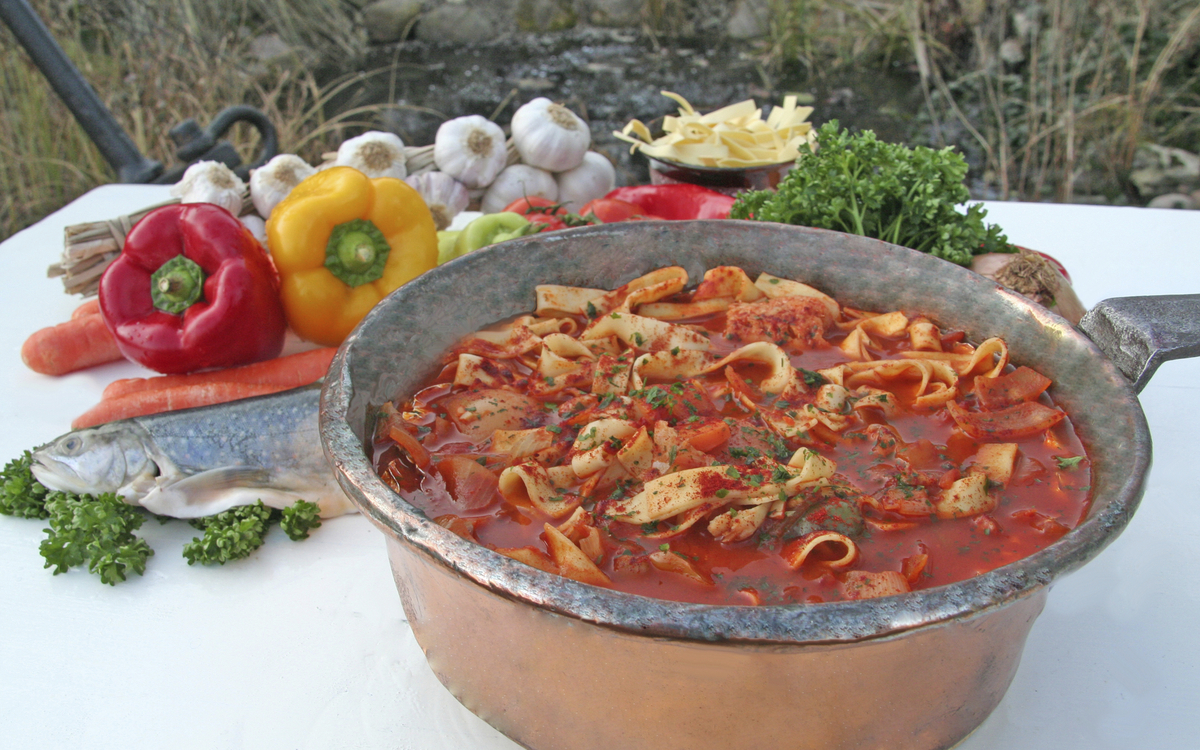 Fischsuppe 'Baja' als traditionelles Gericht in Budapest, Ungarn