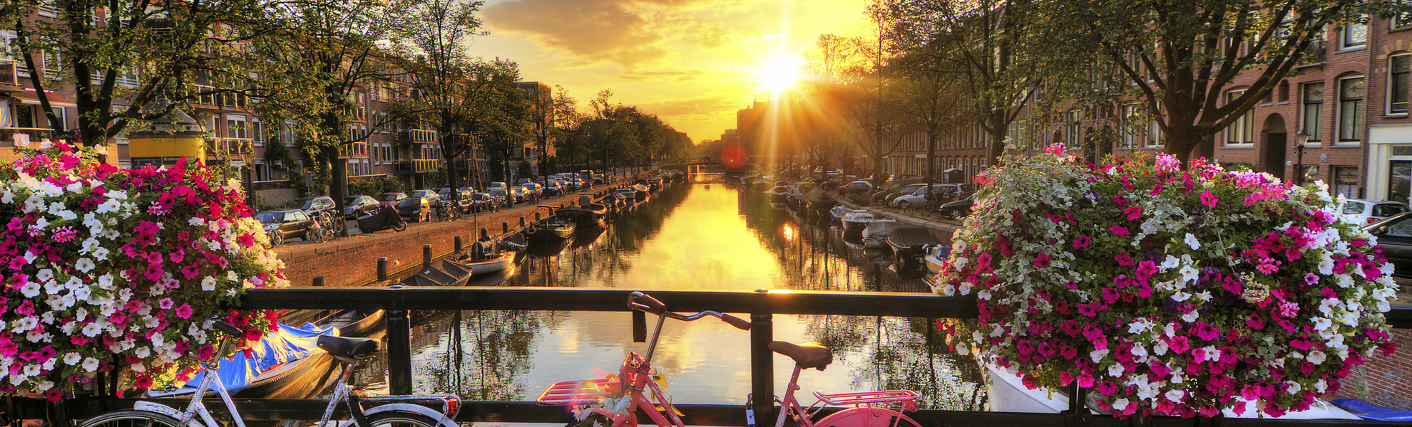 Sonnenuntergang in einer Gracht von Amsterdam, Niederlande