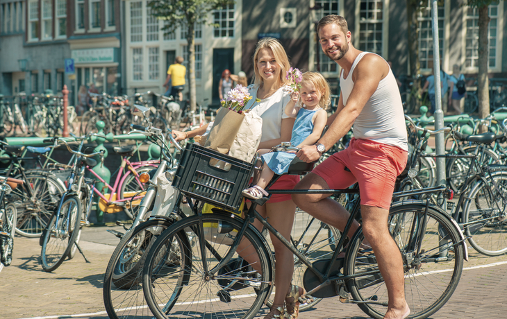 Junge Familien auf Hollandräder in Amsterdam