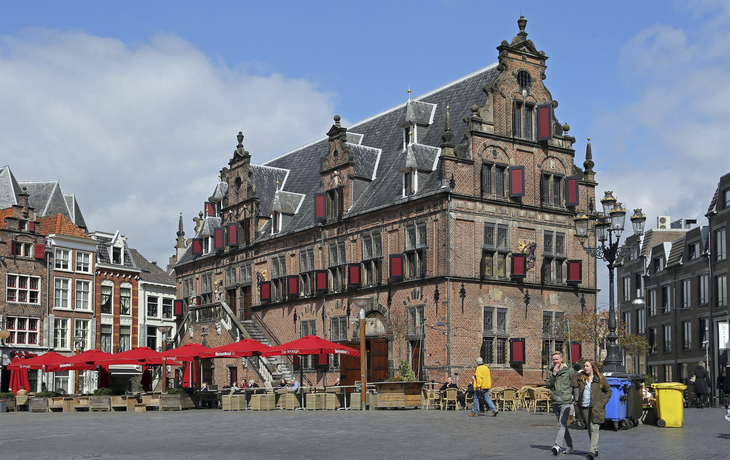 De Waag Gebäude und Marktplatz in Nijmegen, Niederlande