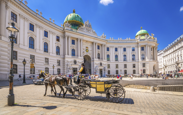 Alte Hofburg und Fiaker in Wien, Österreich