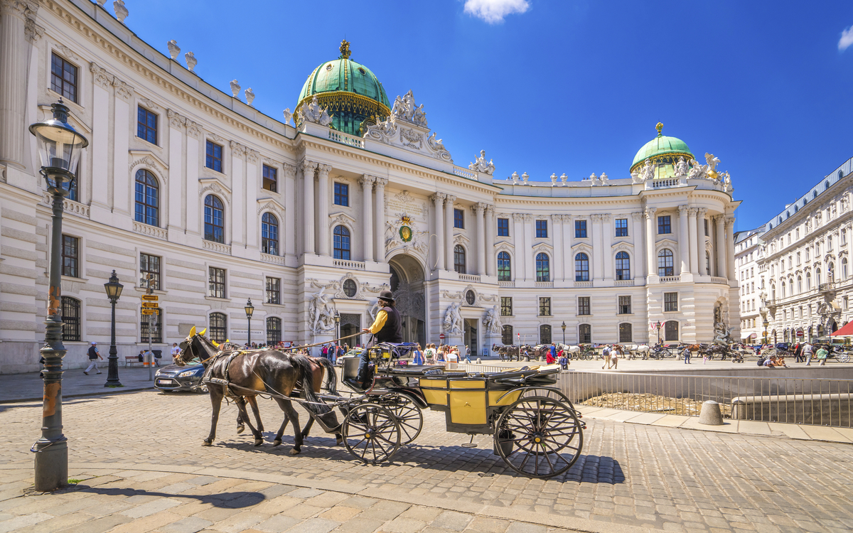 Alte Hofburg und Fiaker in Wien, Österreich