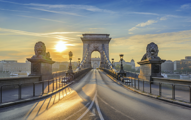Kettenbrücke während des Sonnenuntergangs in Budapest, Ungarn
