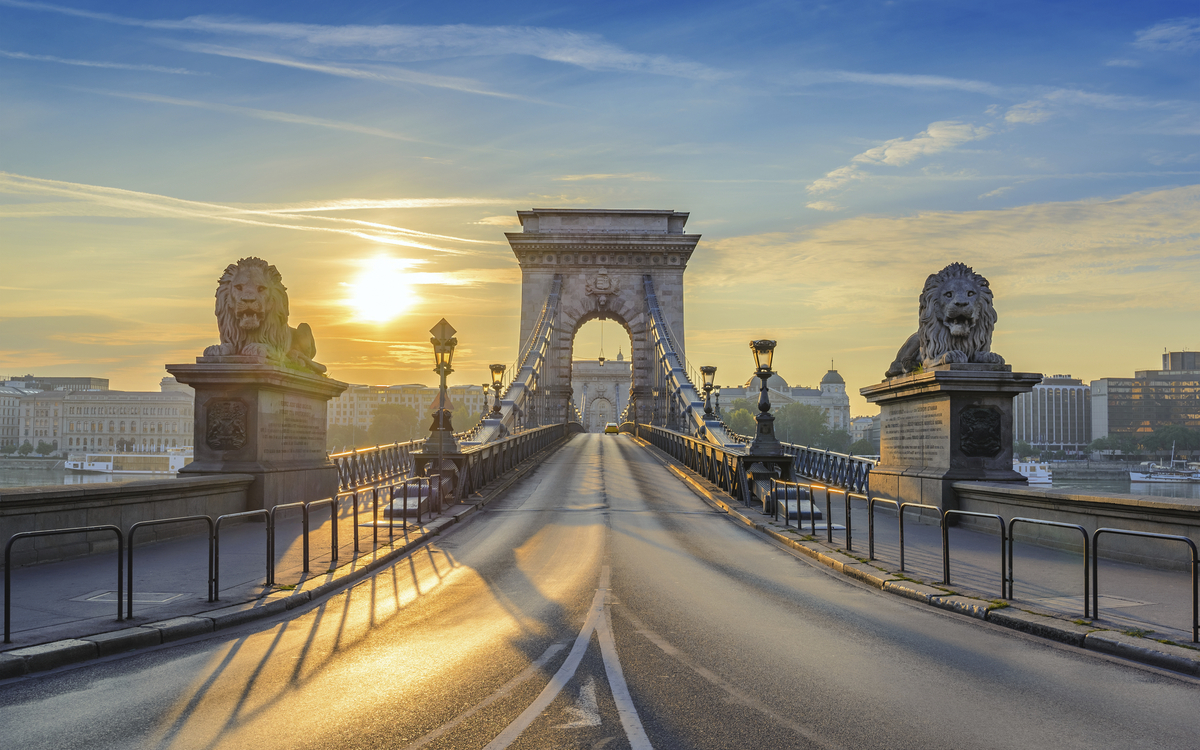 Kettenbrücke während des Sonnenuntergangs in Budapest, Ungarn