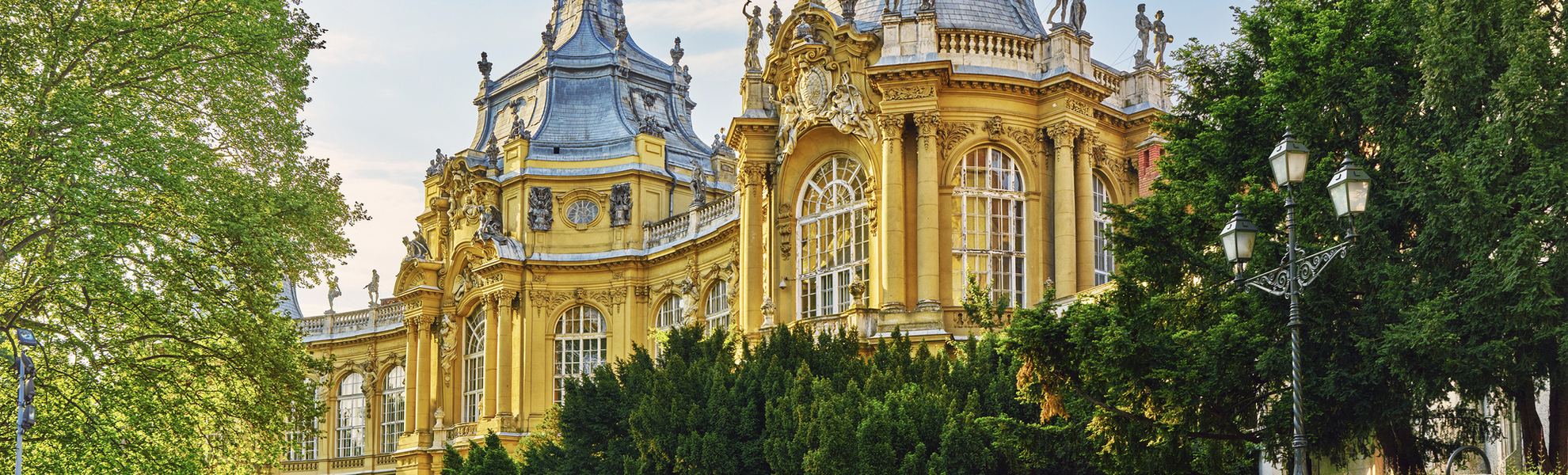Stadtwäldchen Vajdahunyad vor dem Schloss von Budapest, Ungarn