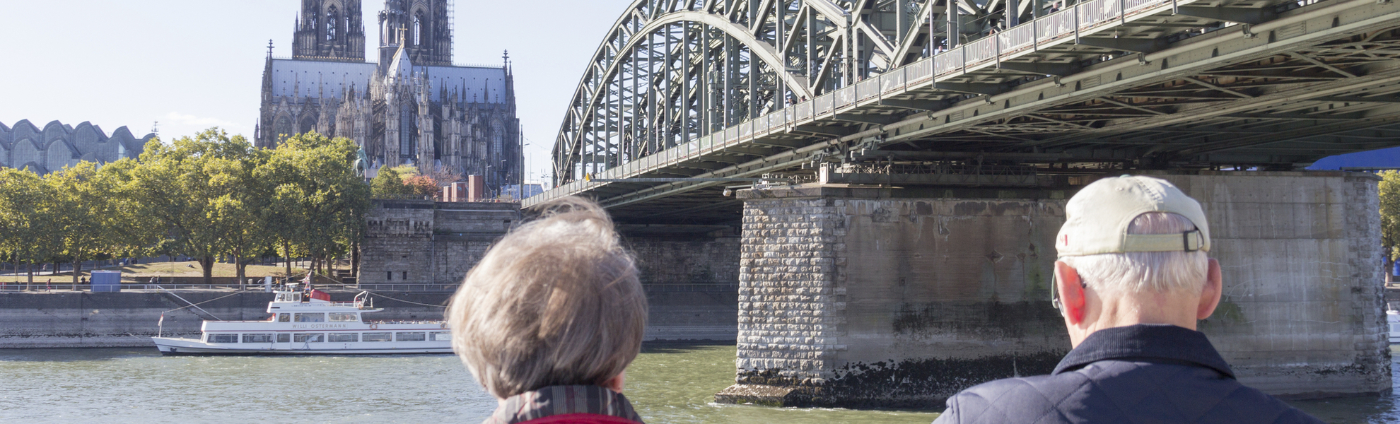Blick über den Rhein und auf den Kölner Dom, Deutschland