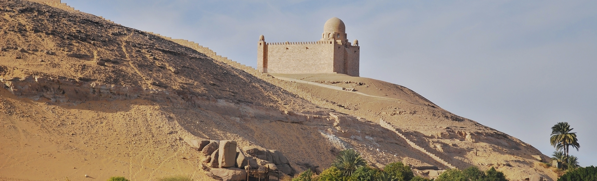 Mausoleum von Aga Khan aus der Ferne in Ägypten