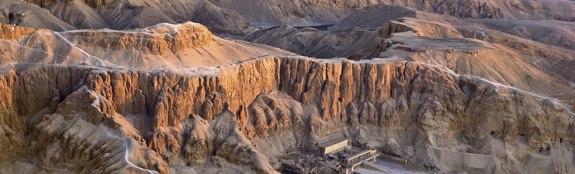 Totentempel der Hatschepsut und Tal der Könige in Ägypten von oben