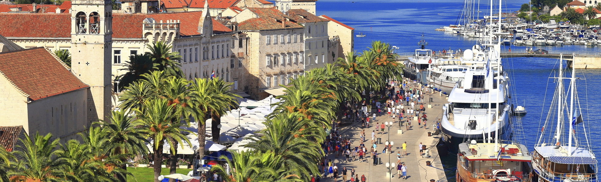 Blick auf die Uferpromenade in Trogir, Kroatien