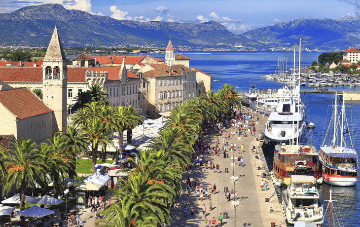 Blick auf die Uferpromenade in Trogir, Kroatien