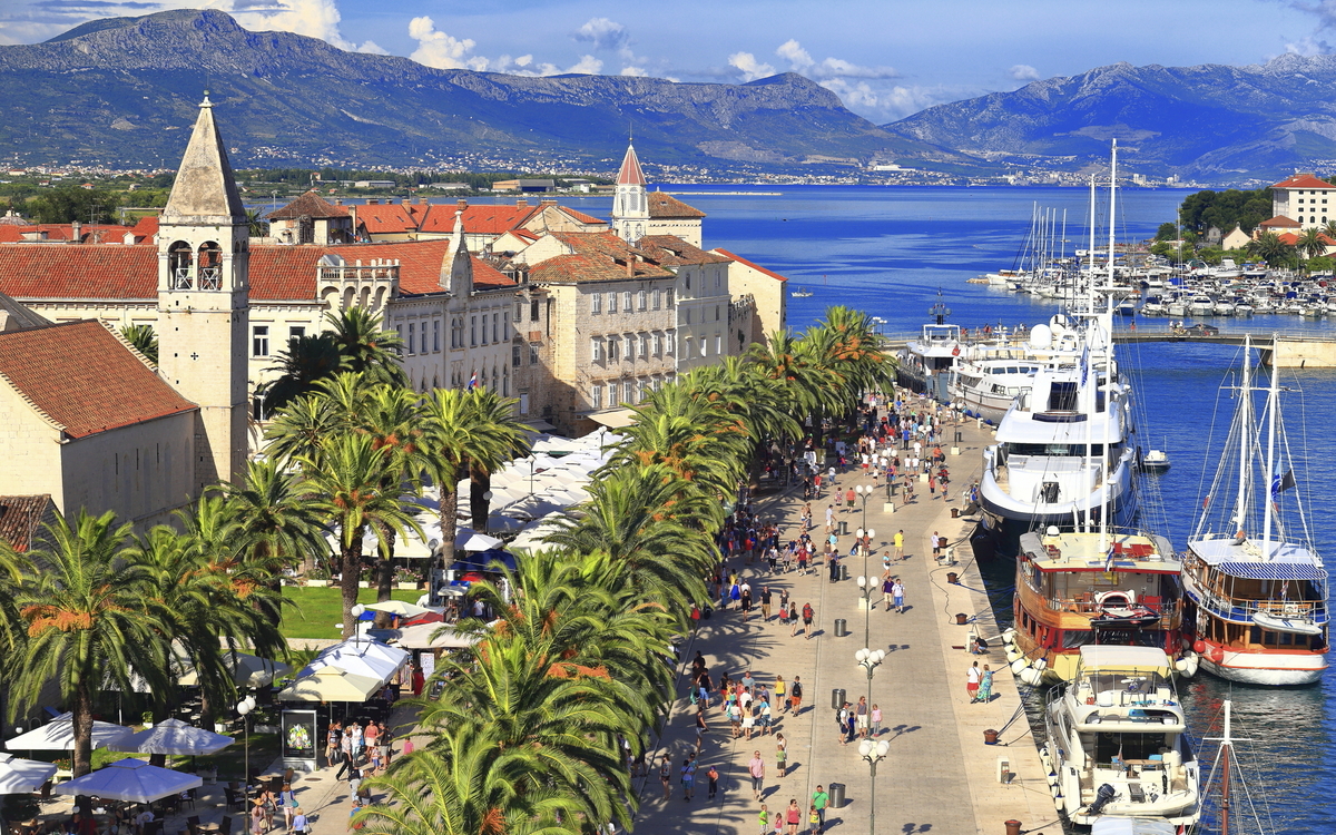Blick auf die Uferpromenade in Trogir, Kroatien