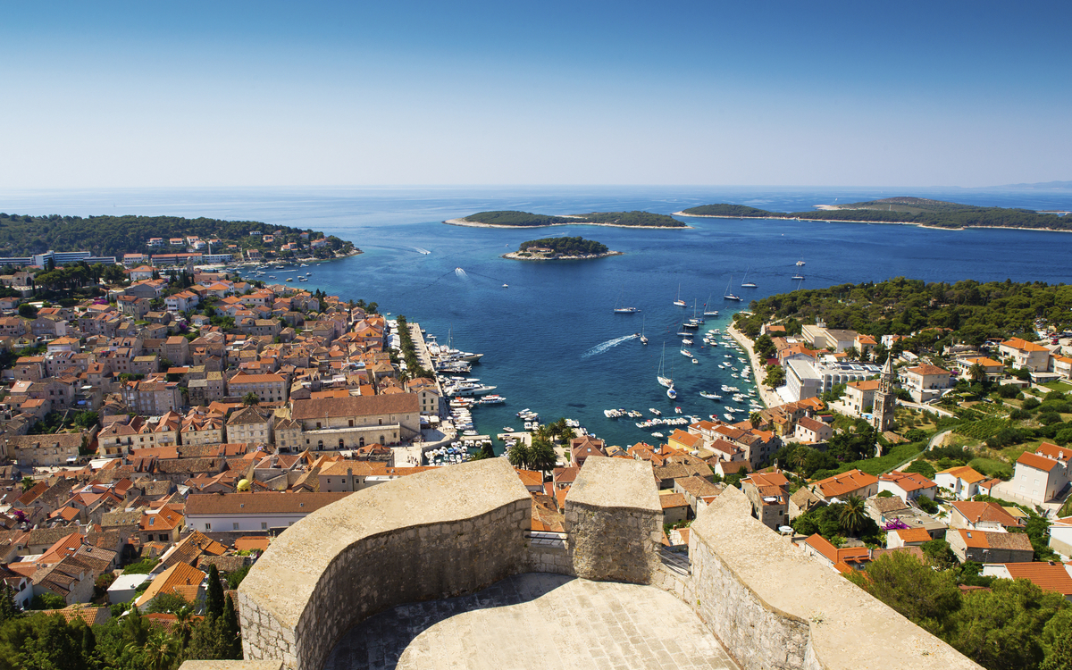 Blick über die Dächer von Hvar, Kroatien