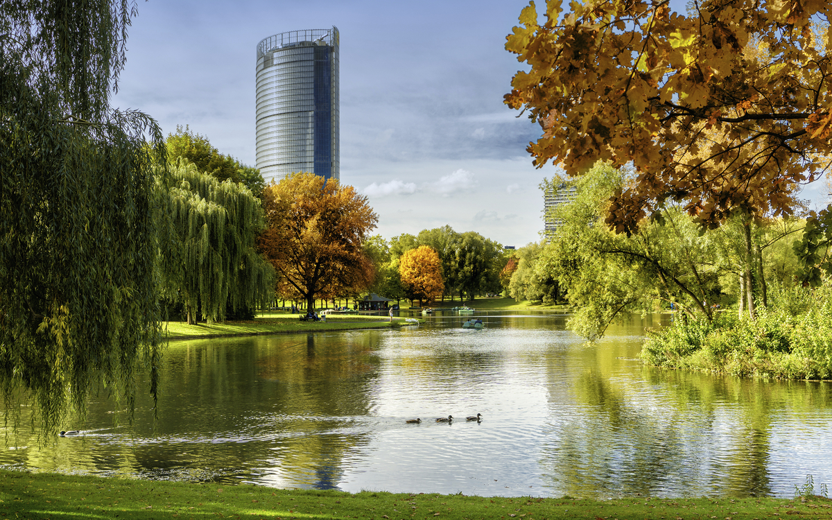 Blick auf den Bonner Post Tower von der Rheinaue, Deutschland