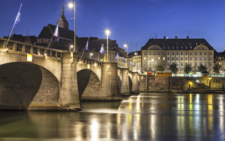 Mittlere Brücke in Basel bei Nacht, Schweiz