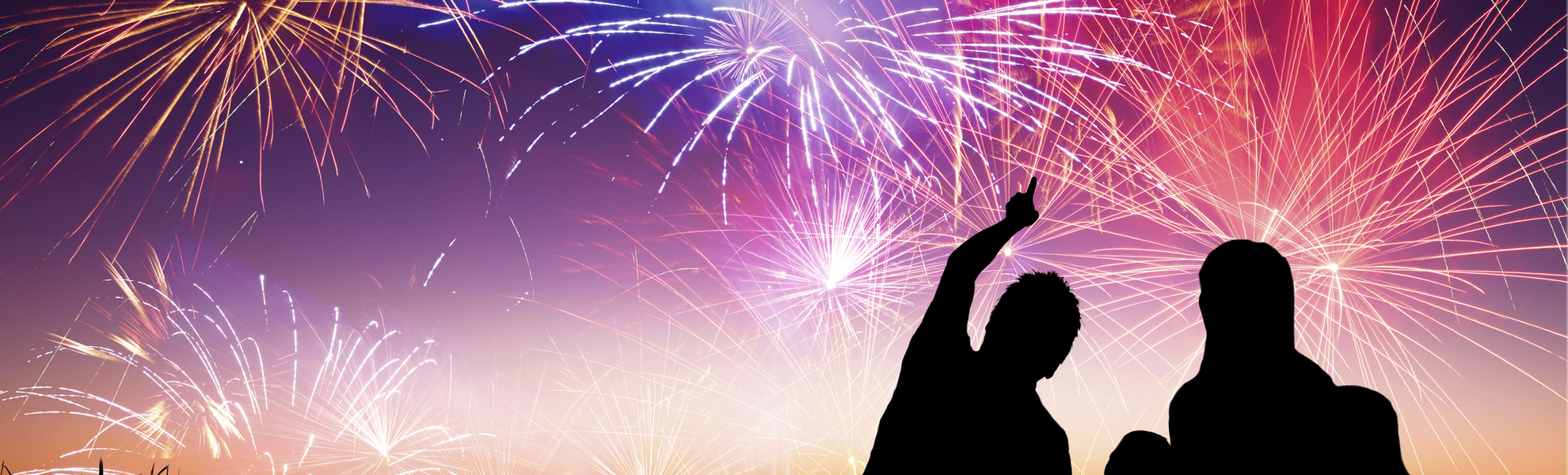 Menschen schauen Feuwerk an