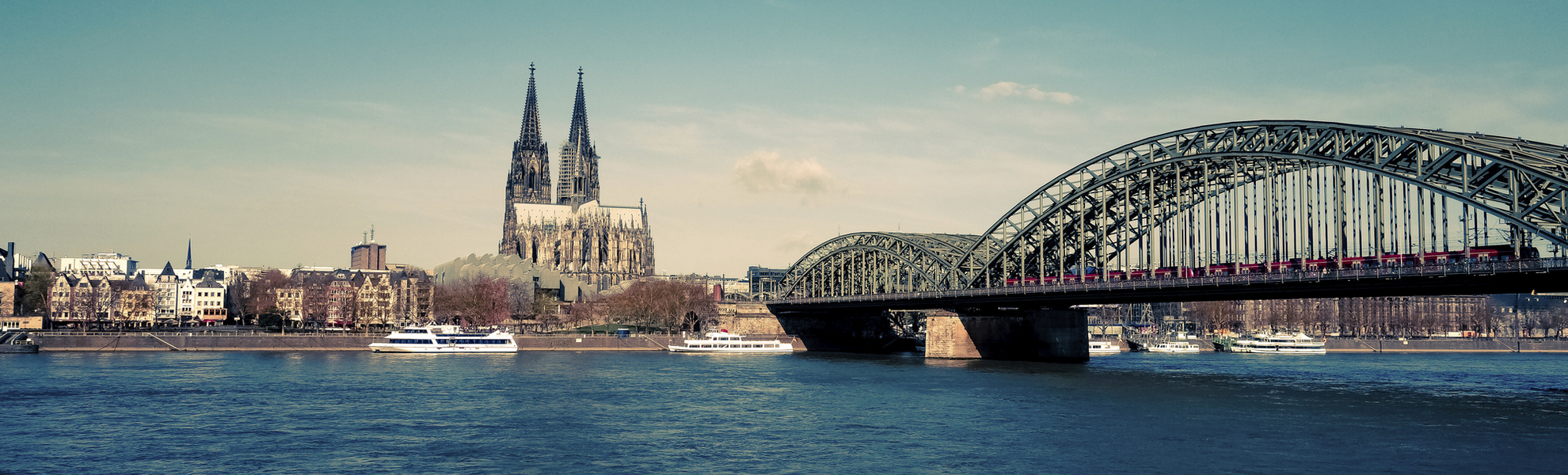 Hohenzollernbrücke und Dom in Köln am Rhein, Deutschland