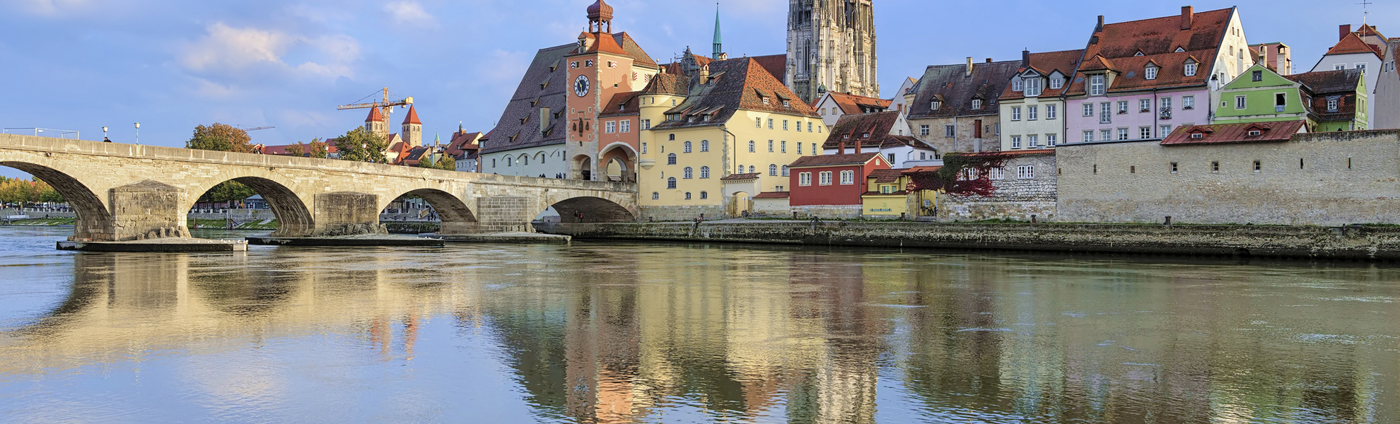 Blick über die Donau auf den Dom von Regensburg, Deutschland