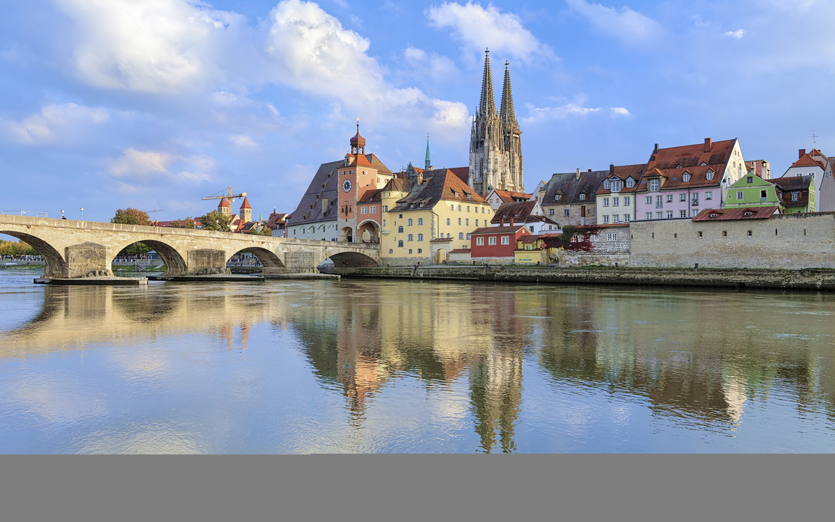 Blick über die Donau auf den Dom von Regensburg, Deutschland