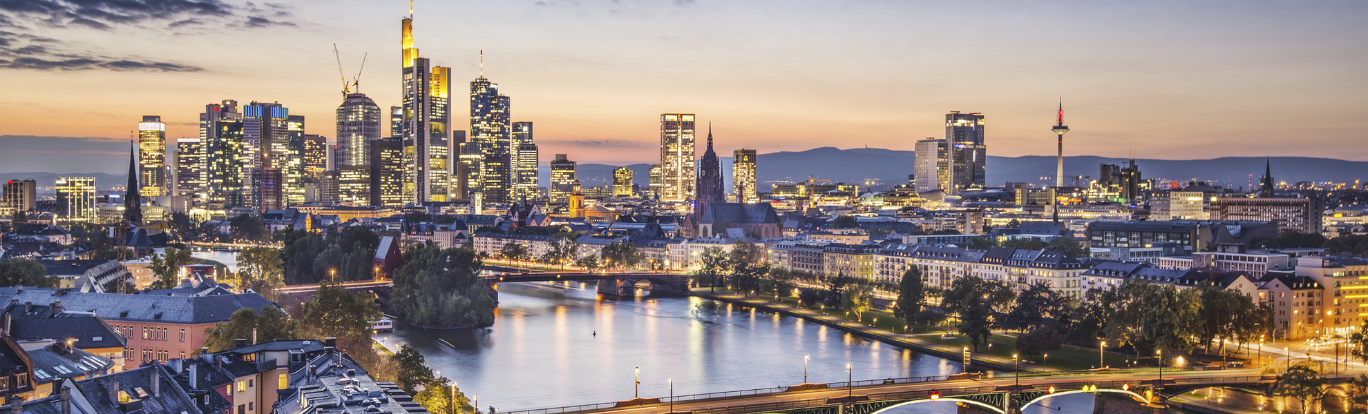 Panorama und Lichter über Frankfurt am Main, Deutschland
